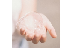 Image Soap bubbles in someones hand.