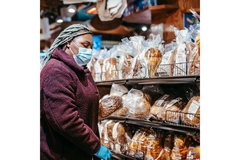 Image Woman in supermarket.