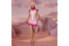 Image Paris Hilton in the middle of a fake dessert.