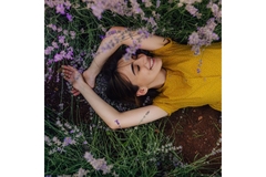 Image Woman lying in a field of grass without stress because of Vanizem.