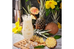 Image cocktail next to pineapples