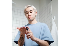 Man putting on moisturizer