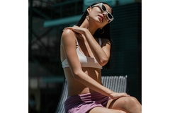 Image Woman applying sunblock