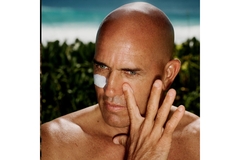 Image Kelly Slater applying Freaks of Nature sunblock