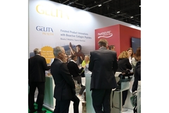 Image Vitafoods attendees at the Gelita stand