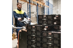 Image Rimi's employee pulling a pallet full of IFCO's reusable crates