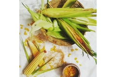Image Corn kept in a wooden basket.