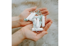 Image Hands holding tampons.