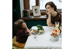 Image Mother and children having a food moment