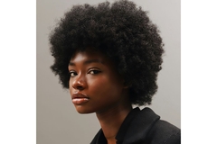 Image Woman with clear skin and afro