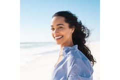 Image Smiling woman on beach