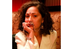 Image Indian woman in suit and traditional jewelry