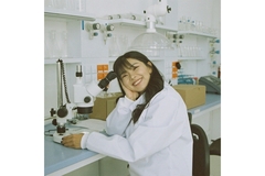 Image Woman scientist at her desk