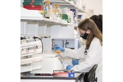 Image Girl working in the lab.
