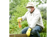 Image Man with fertilizer