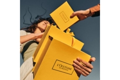 Image Person carrying L’Occitane paper bags