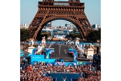 Image Eiffel tower and visitors to the Paris 2024 Olympic Games.