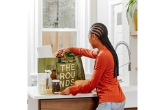 Image A lady taking out items from a reusable bag.