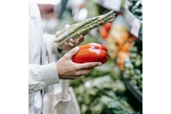 Image A red pepper in a supermart.