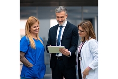 Image Doctor, nurse and researcher discussing the InflAIM project.