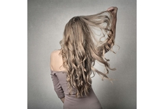 Image woman facing back, with long hair