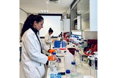 Image Scientists in lab.