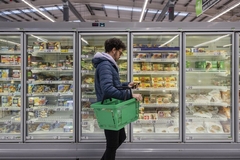Image Man in supermarket.