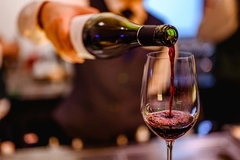 Image A wine glass.