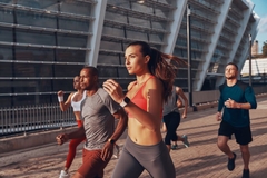 Image People running a race.