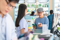 Image Japanese man buying supplements.