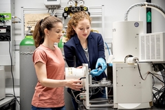 Dr. Nicole Kleger and Simona Fehlmann working in the lab.