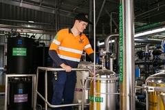 Image a worker in the beer factory.