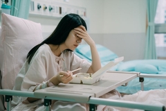 Sick woman who does not want to eat.