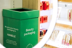 Image A green recycle bin in a store