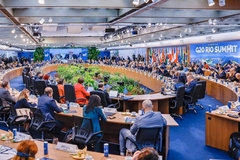 Image G20 summit with round table full of leaders
