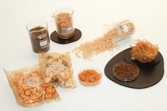 Image Nuts and raisins in packaging.