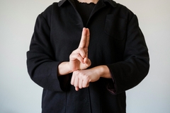 Image Online consultation sessions are offered in sign language, lip reading or chat.