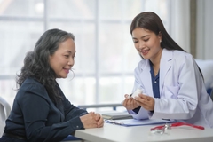 Image Doctor talking to a patient on medical nutrition.