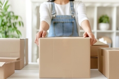 Image Woman uses a sustainable cardboard box