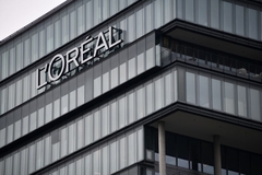 A building with L'Oreal written on the side.