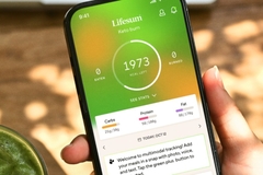 The Lifesum on a mobile phone with someone inputting a smoothie for tracking.
