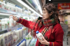 Image Woman shopping in supermarket in Asia.