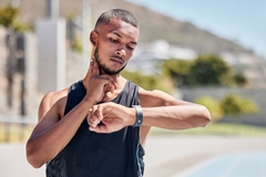 Image Athlete checking heart rate