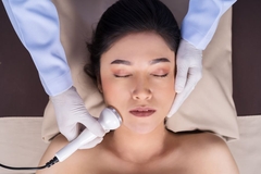 Image woman getting laser treatment