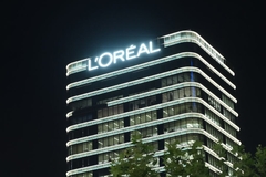Image L'Oréal logo outside on building