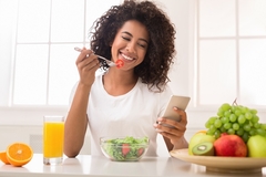 Image Woman using AI meal tracker smartphone tool