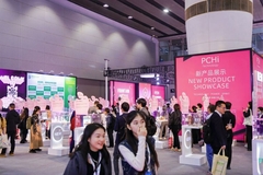 People watching a presentation at the PCHi tradeshow.