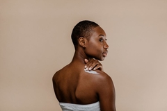 woman using self-lymphatic drainage lotion