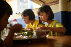 Image School children eating