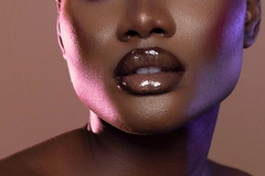 Image woman wearing lip gloss